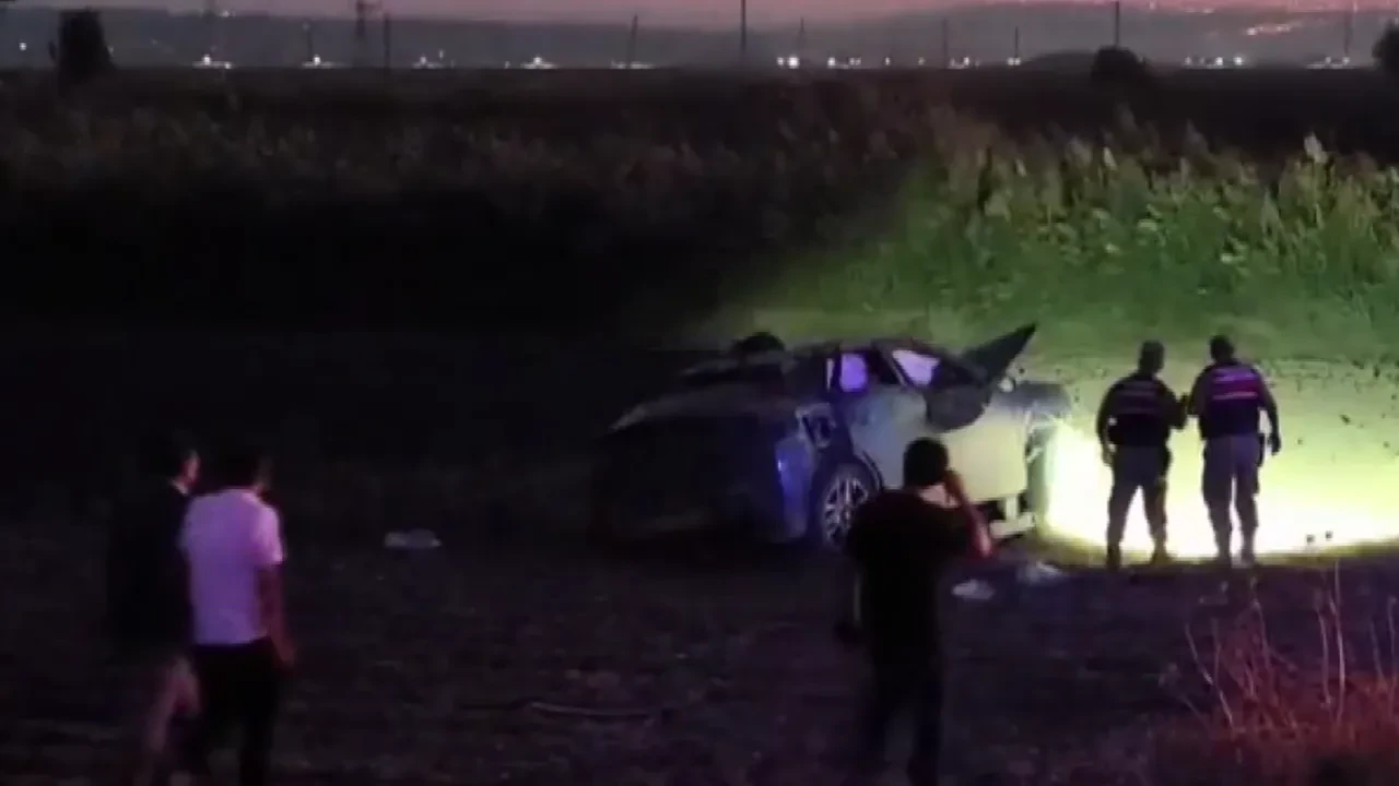 Hatay'da lastiği patlayan otomobil tarlaya uçtu: Ölü ve yaralılar var!