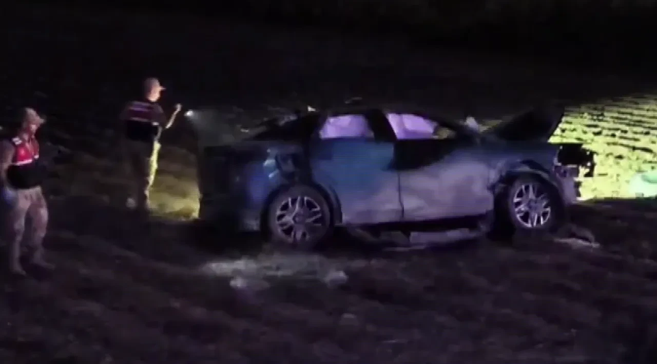 Hatay'da lastiği patlayan otomobil tarlaya uçtu: Ölü ve yaralılar var!