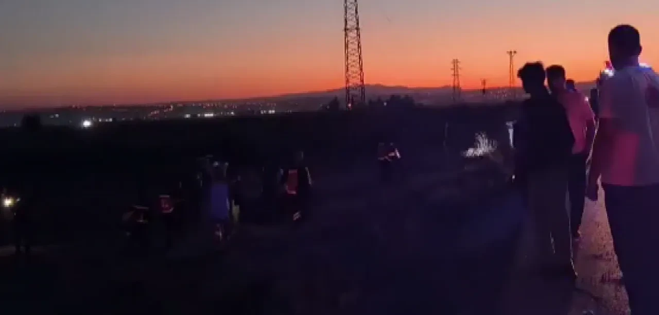 Hatay'da lastiği patlayan otomobil tarlaya uçtu: Ölü ve yaralılar var!