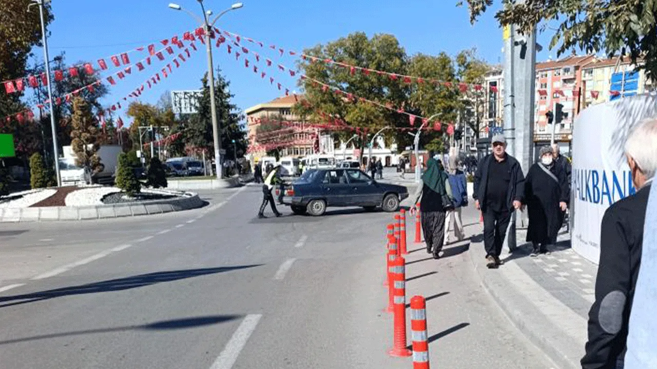 Kadın polis erkeklere taş çıkardı! Koca aracı tek başına itti