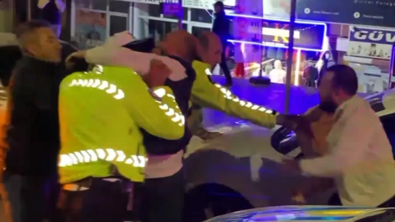 Kaza yapan alkollü sürücü ve yakınlarından polise yumruklu saldırı