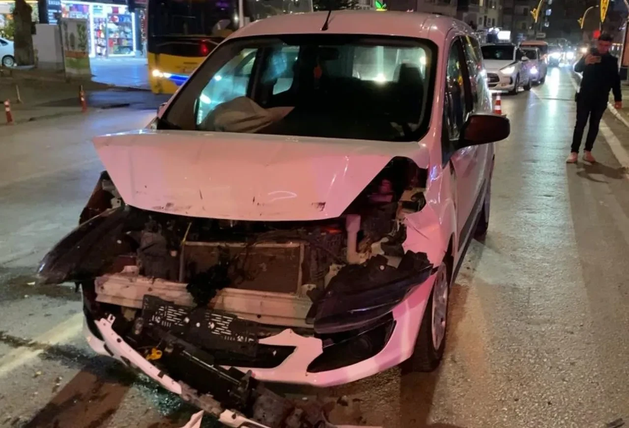 Kaza yapan alkollü sürücü ve yakınlarından polise yumruklu saldırı