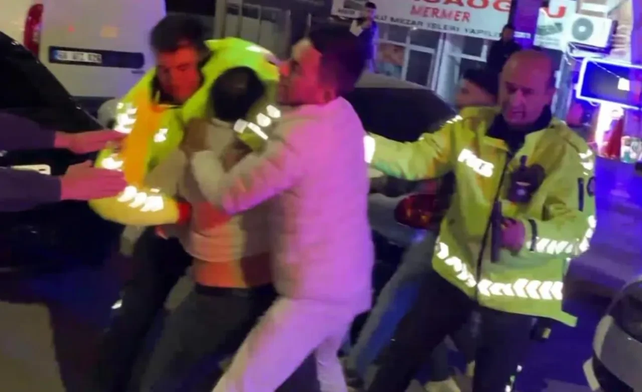 Kaza yapan alkollü sürücü ve yakınlarından polise yumruklu saldırı