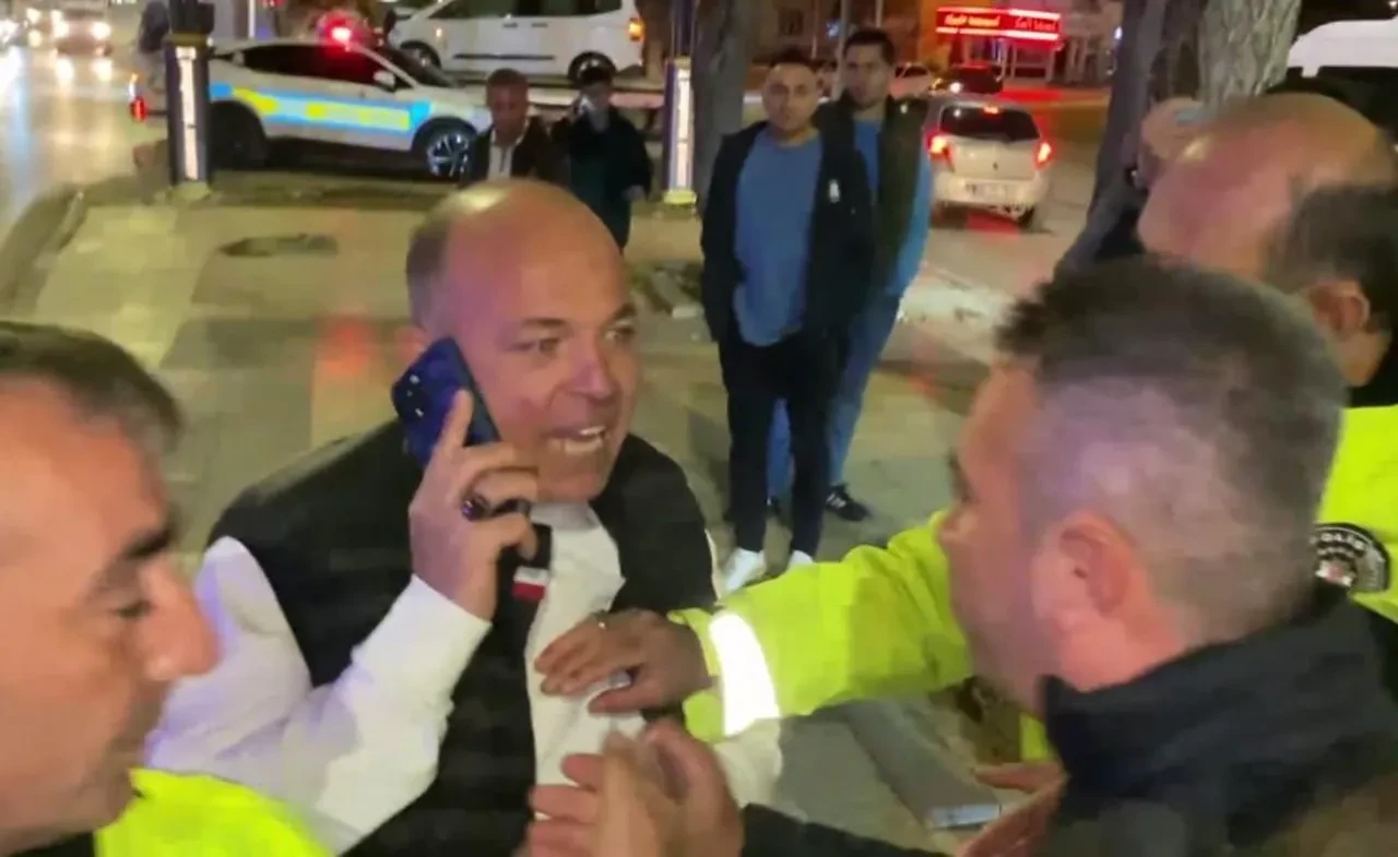 Kaza yapan alkollü sürücü ve yakınlarından polise yumruklu saldırı