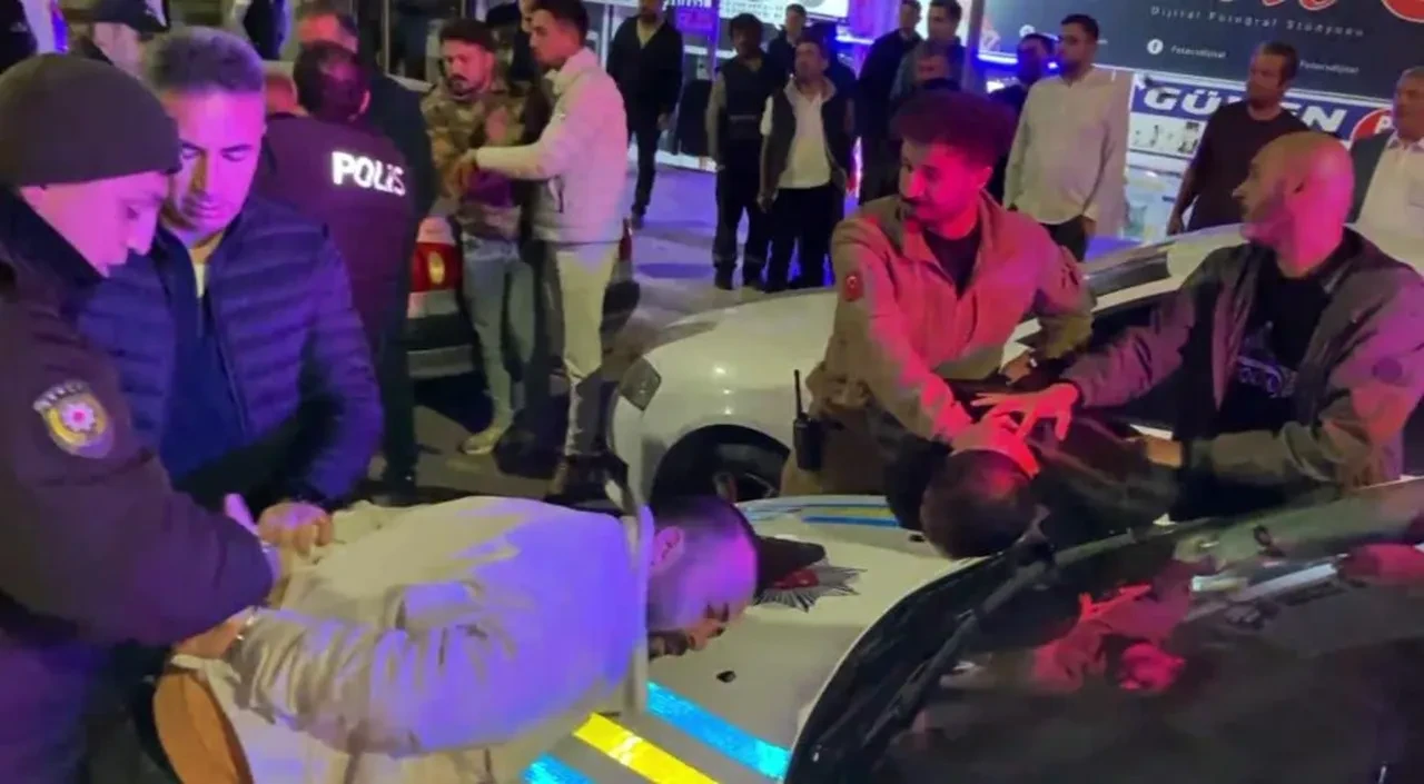 Kaza yapan alkollü sürücü ve yakınlarından polise yumruklu saldırı