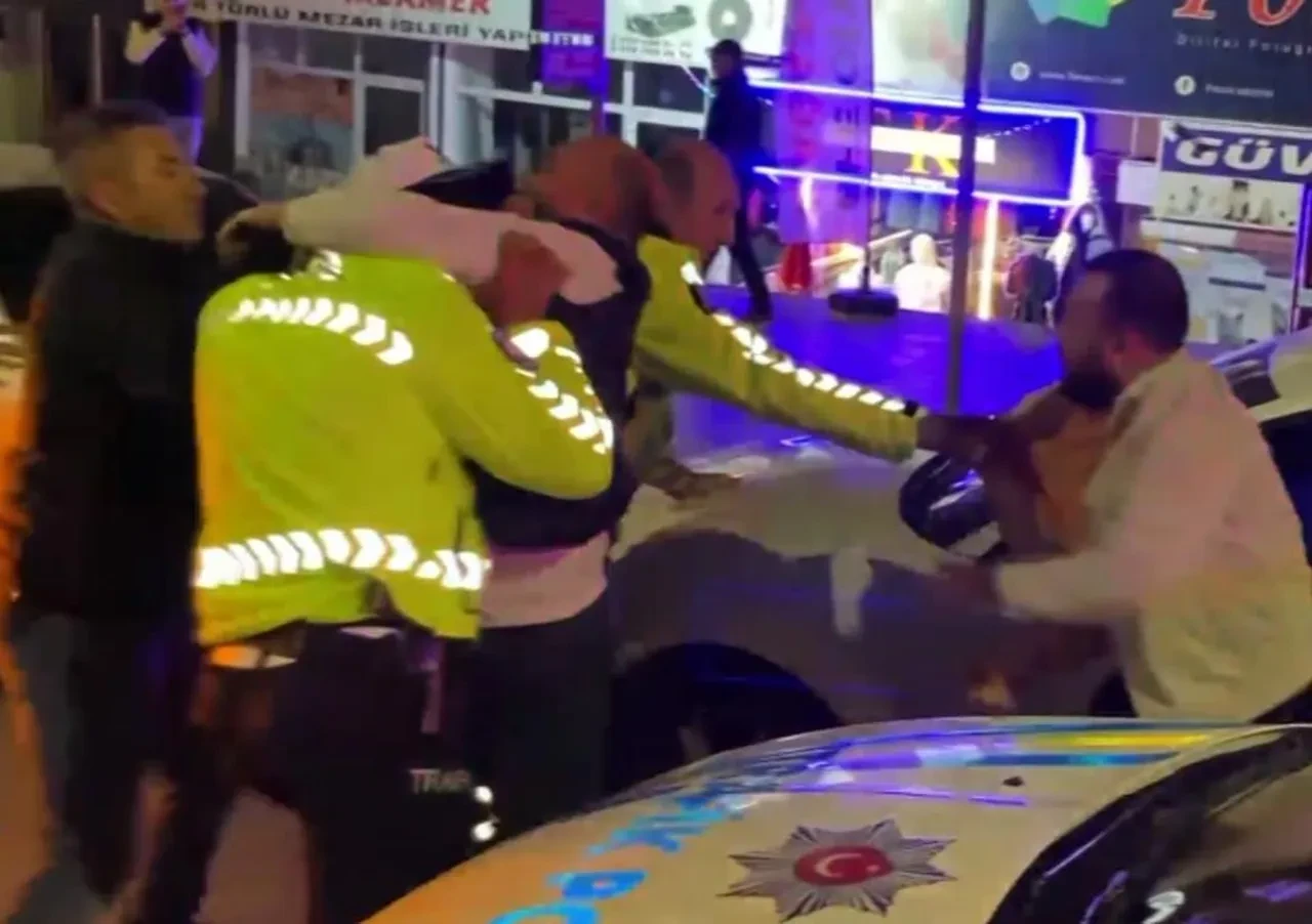 Kaza yapan alkollü sürücü ve yakınlarından polise yumruklu saldırı