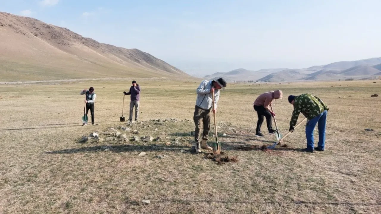 Kırgızistan'da tarihi keşif: Erken Türk dönemine ait kadın figürlü taş bulundu!   