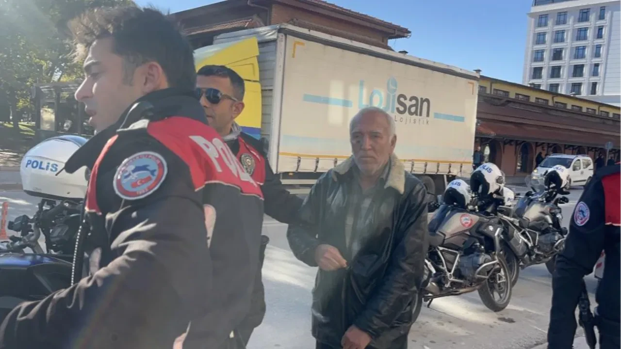 Lokantada birbirlerine girdiler! Arkadaşını bıçaklayıp polisleri bekledi