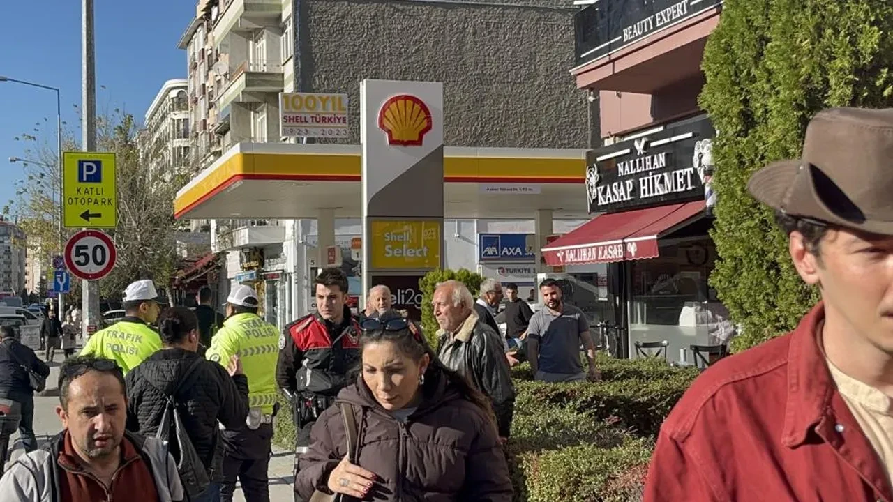 Lokantada birbirlerine girdiler! Arkadaşını bıçaklayıp polisleri bekledi