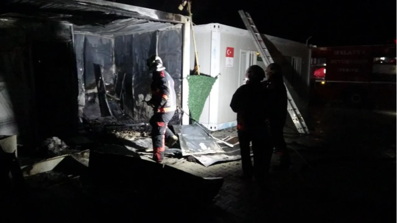 Malatya'da konteyner kentte yangın: Küle döndü