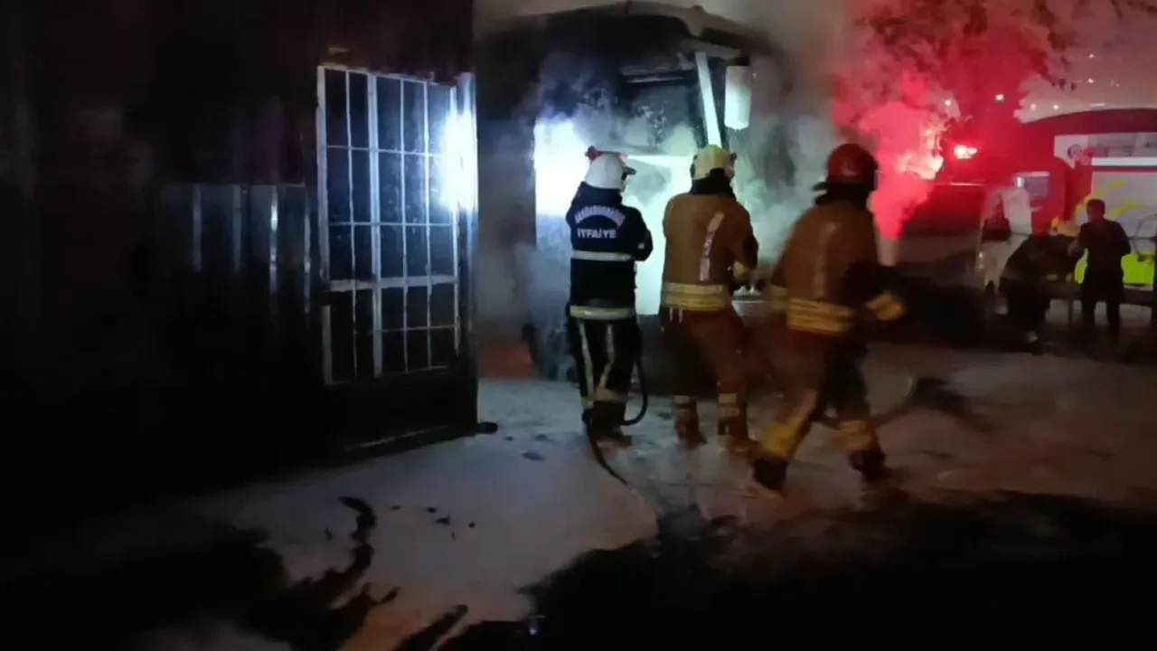 Otobüs kundaklanınca fark edildi! Aracın altından düzenek çıktı