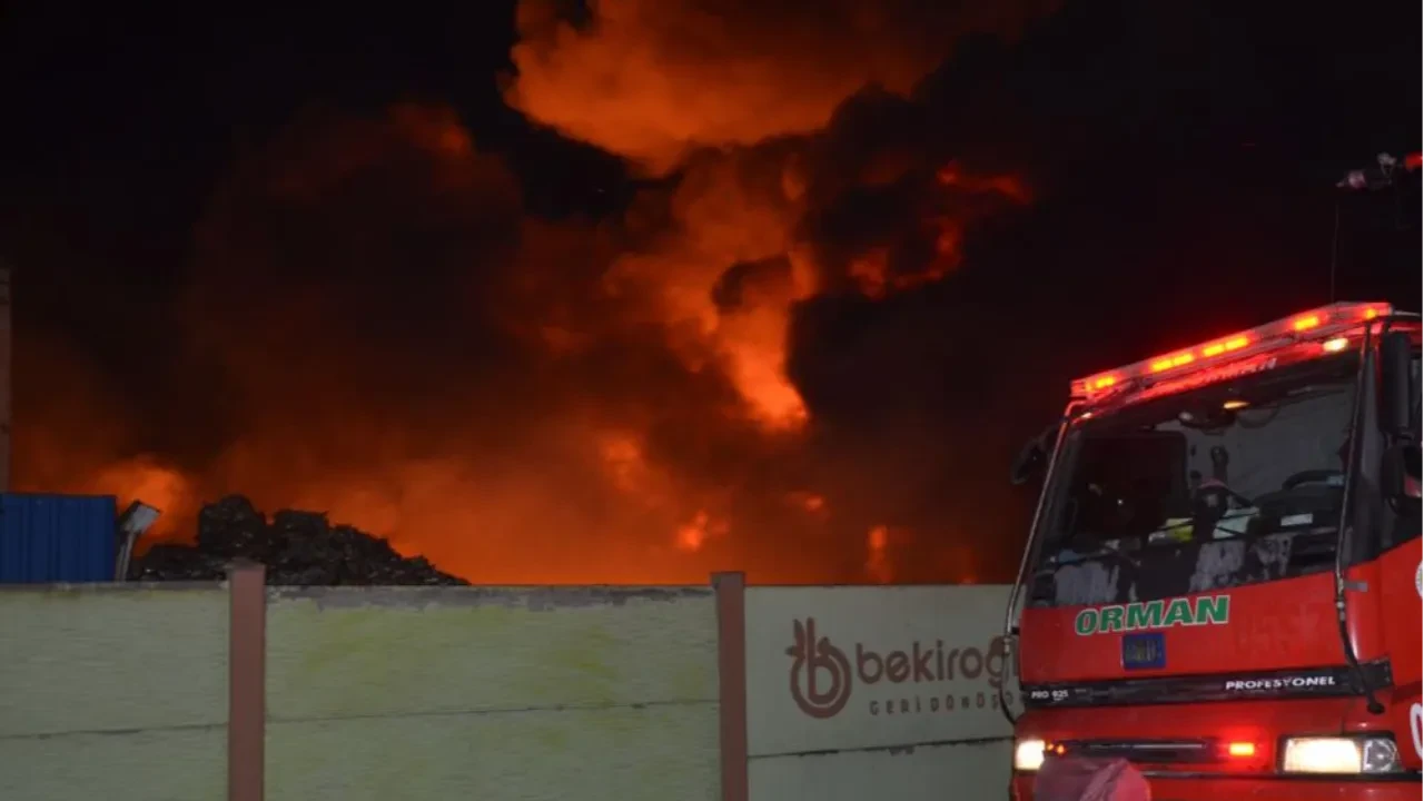 Samsun'da geri dönüşüm tesisinde korkutan yangın