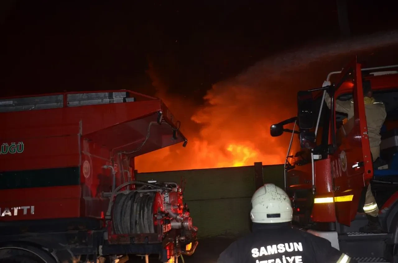 Samsun'da geri dönüşüm tesisinde korkutan yangın