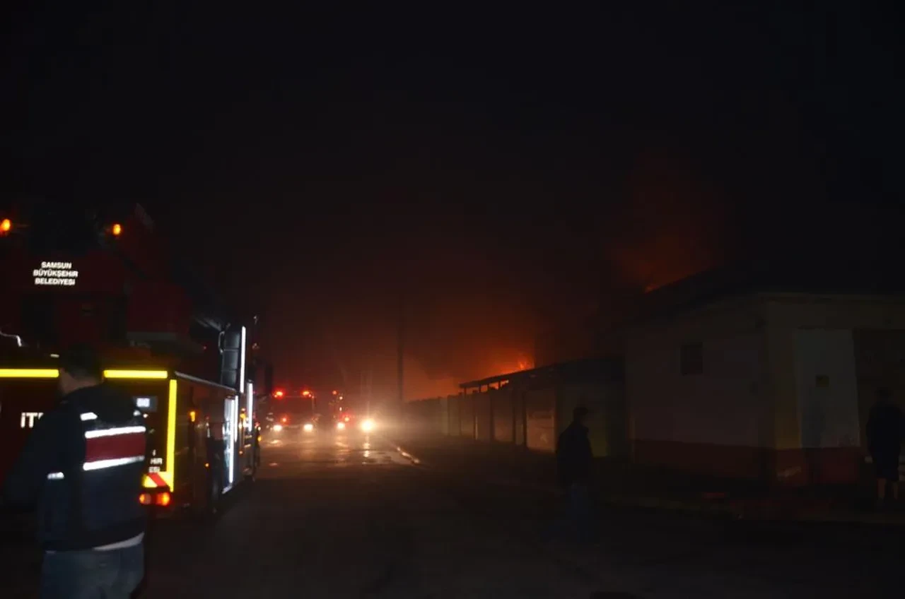 Samsun'da geri dönüşüm tesisinde korkutan yangın