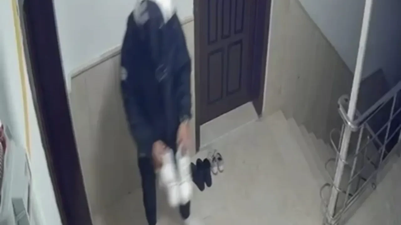 Sipariş teslim eden kurye, apartmandan boş çıkmadı! Ayakkabı hırsızlığı kamerada