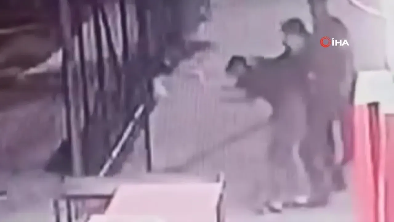 Sokak ortasında vahşet anları kamerada! Lise öğrencilerini dövüp bıçakladılar