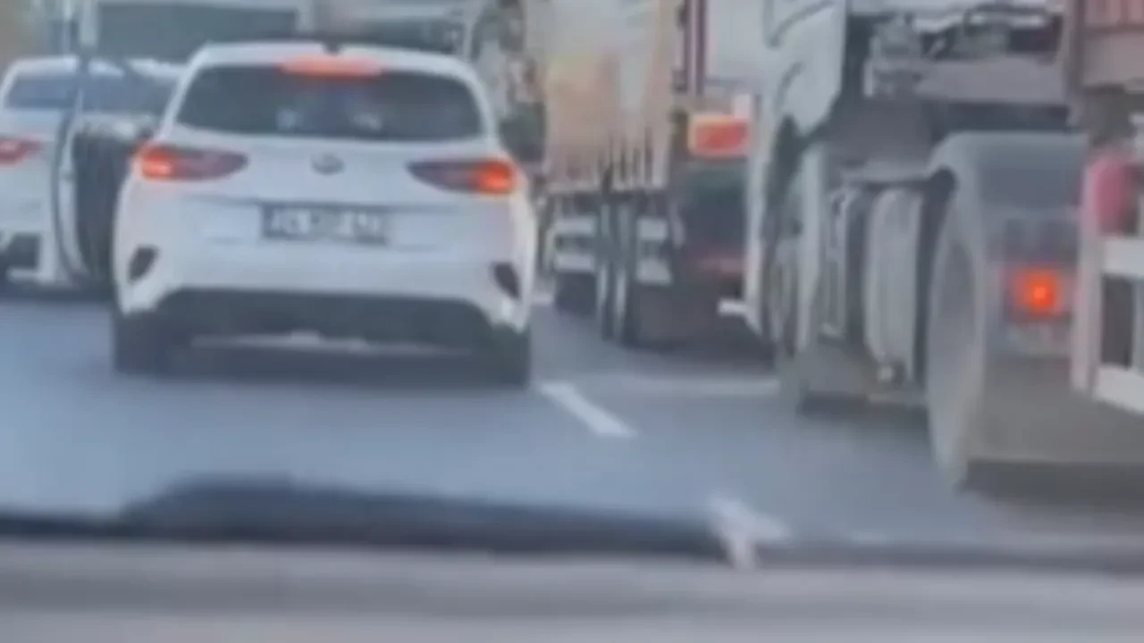 Trafikte gerilim dolu anlar: Araçtan indi tırı yumrukladı! 