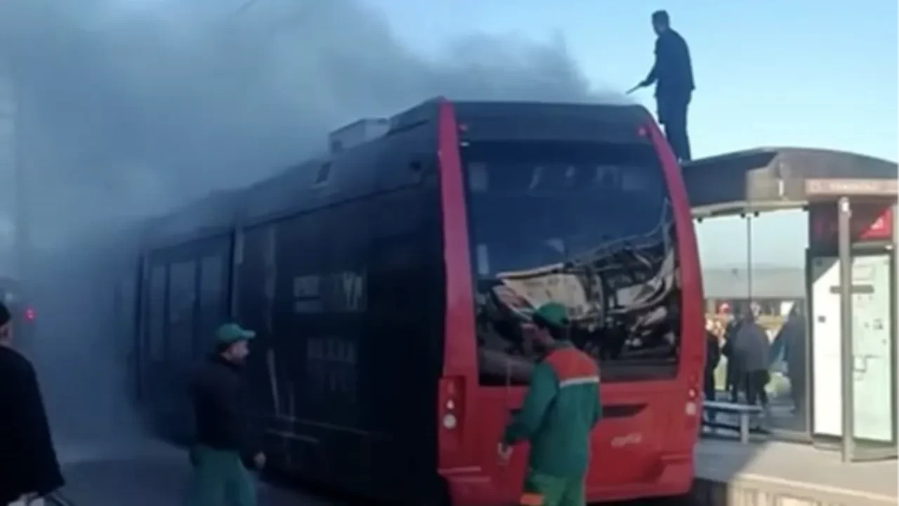 Tramvay'da yangın paniği! Yolcular tahliye edildi, seferler durduruldu