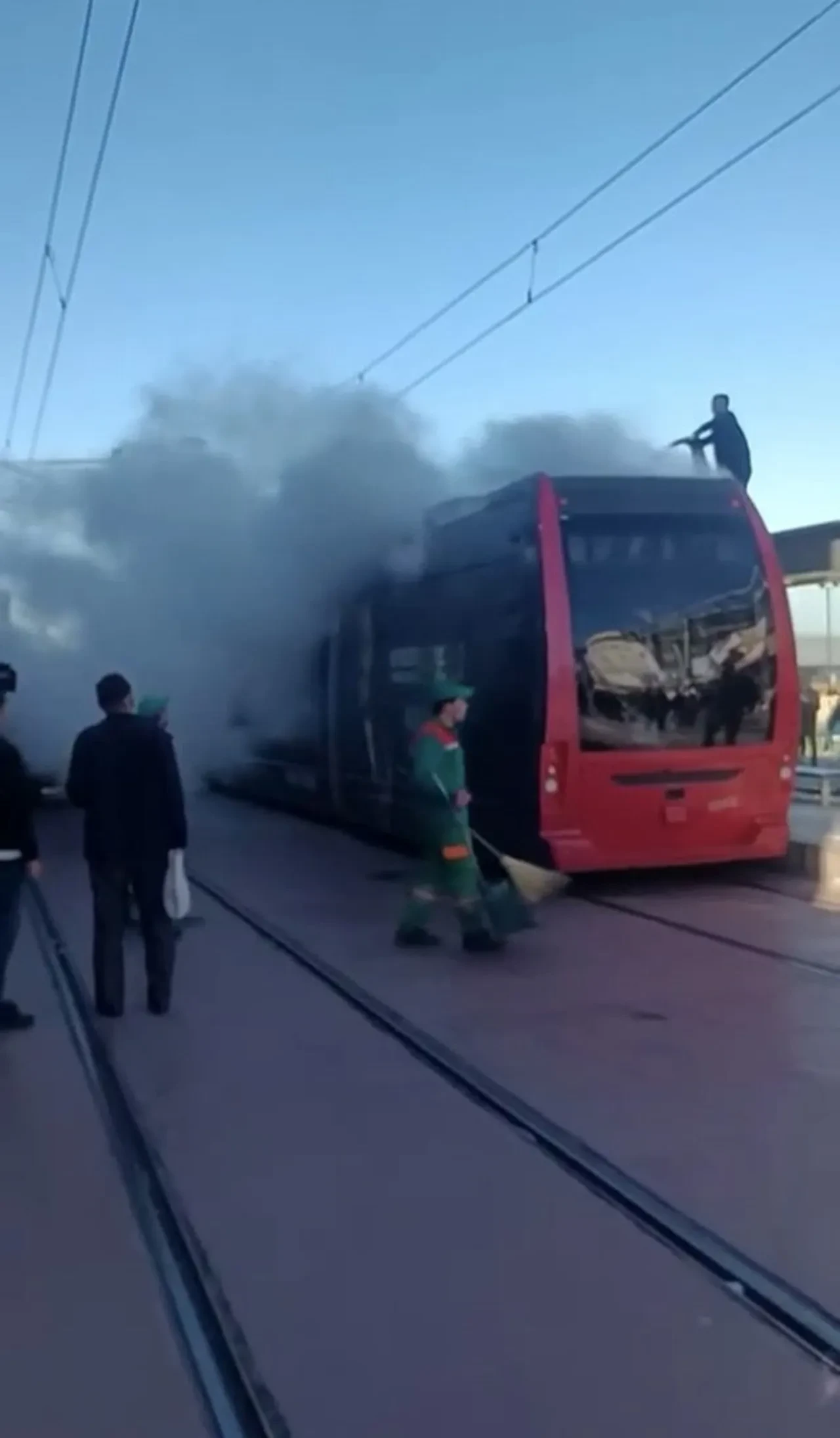 Tramvay'da yangın paniği! Yolcular tahliye edildi, seferler durduruldu