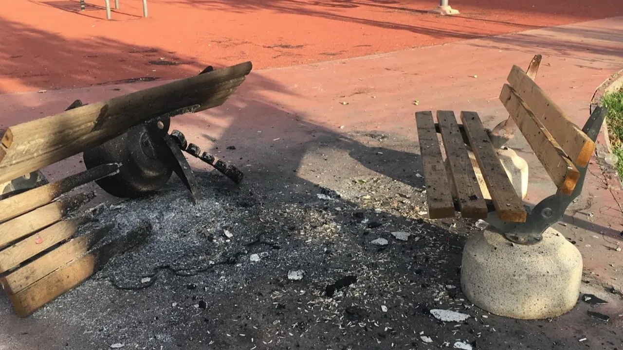 Vandallar iş başında! Parkları hedef aldılar: Birçok bank yakıldı