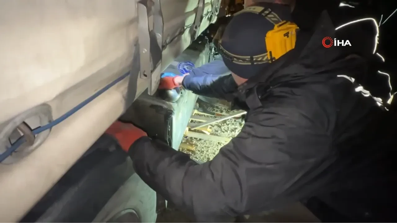 Ağrı'da uyuşturucu operasyonu kameralara yansıdı! 