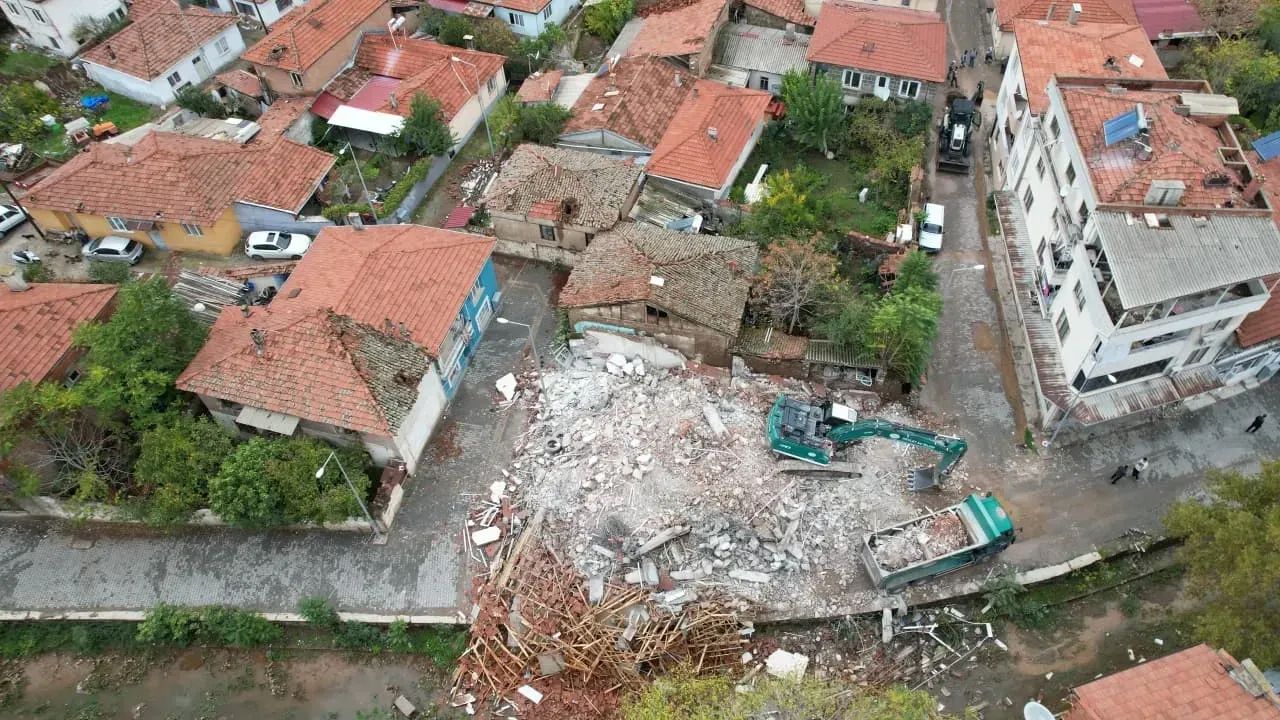 Balıkesir'de peş peşe deprem! Sabaha kadar sallandı