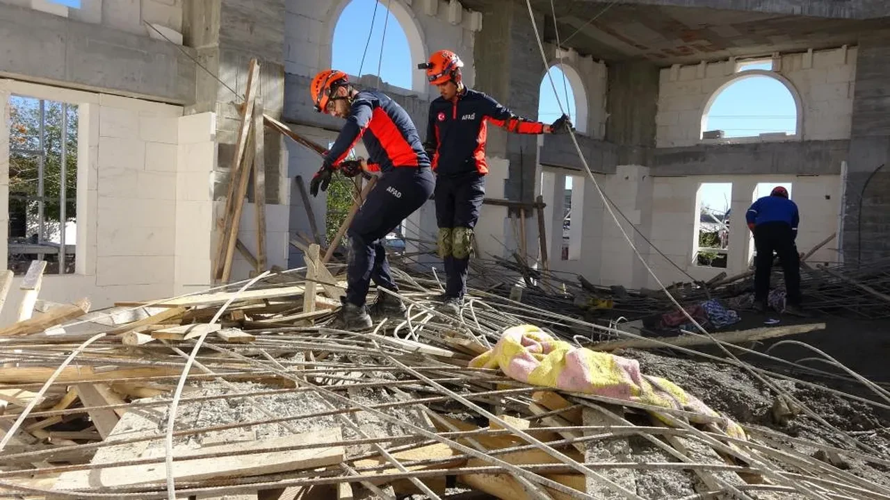 Cami kubbesi çöktü! AFAD ekipleri sevk edildi: Çok sayıda yaralı var