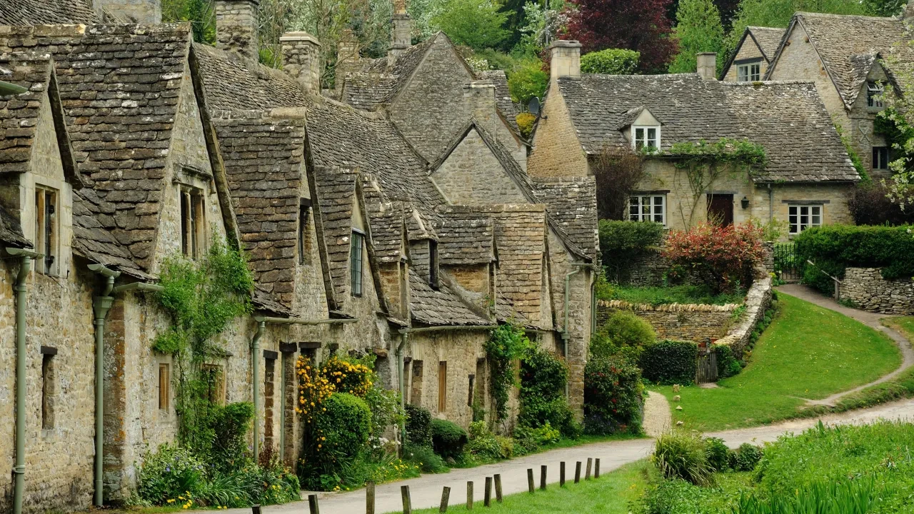 'Dünyanın en güzel köyü' seçildi ama halk evden çıkamaz hale geldi!