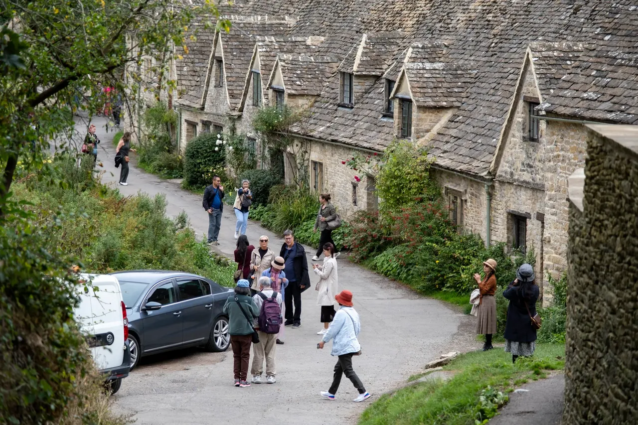 'Dünyanın en güzel köyü' seçildi ama halk evden çıkamaz hale geldi!
