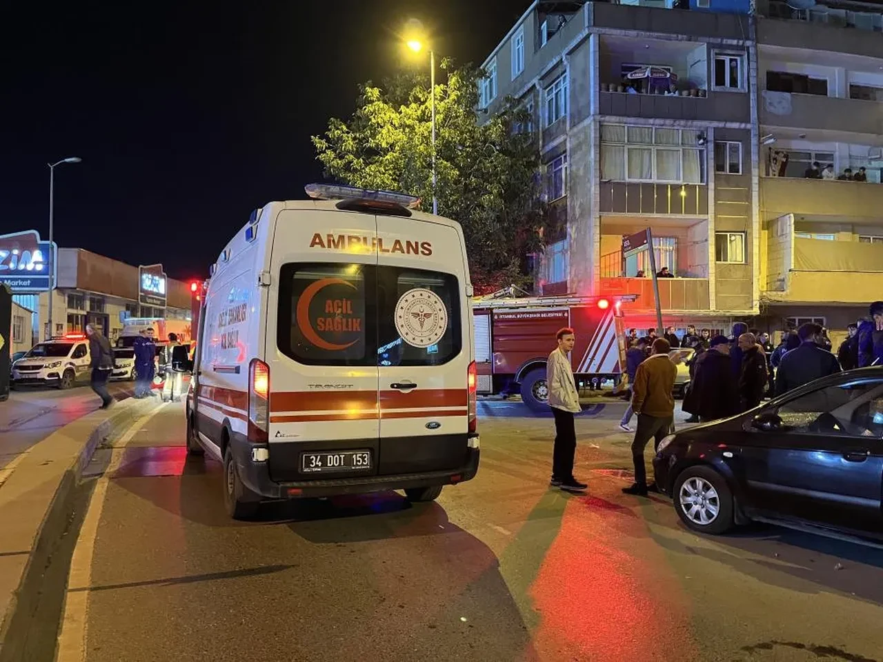 Esenler'de yangın paniği! 5 katlı bina alev aldı: 15 kişi hastanelik oldu