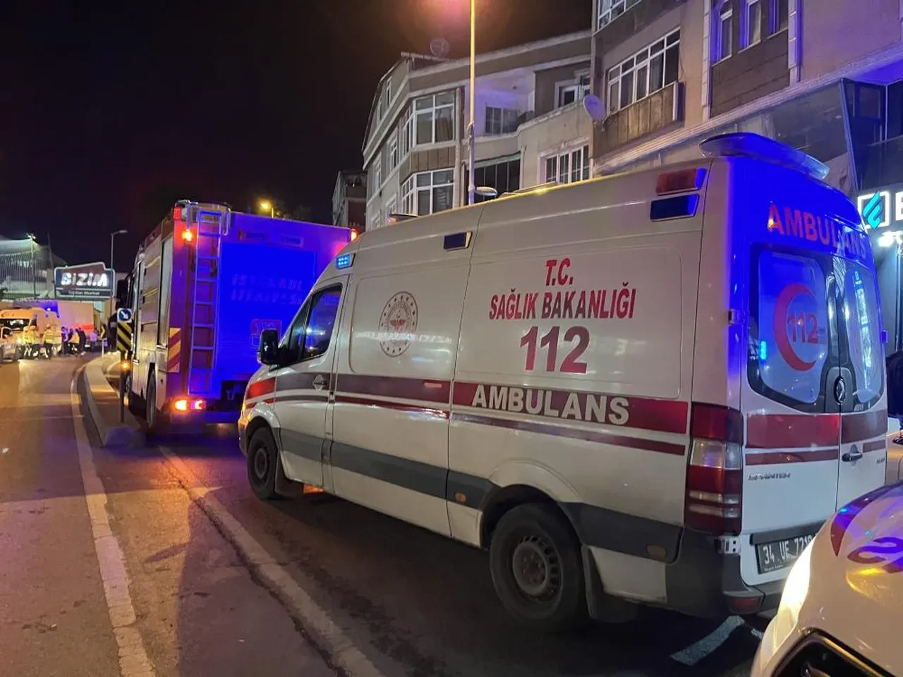 Esenler'de yangın paniği! 5 katlı bina alev aldı: 15 kişi hastanelik oldu