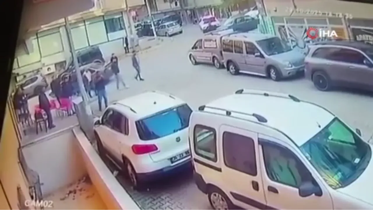 Esenyurt'ta ortalık savaş alanına döndü! Ölü ve yaralıların olduğu kavga anı kameralara yansıdı