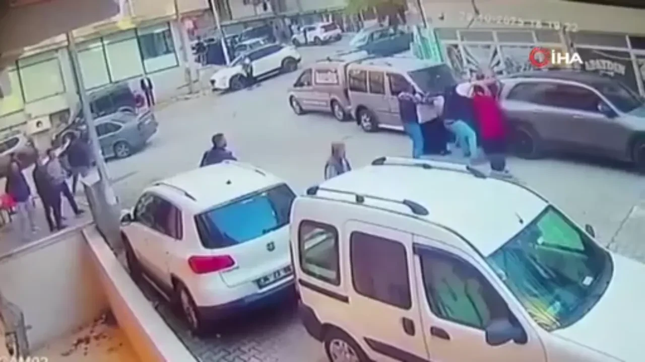 Esenyurt'ta ortalık savaş alanına döndü! Ölü ve yaralıların olduğu kavga anı kameralara yansıdı