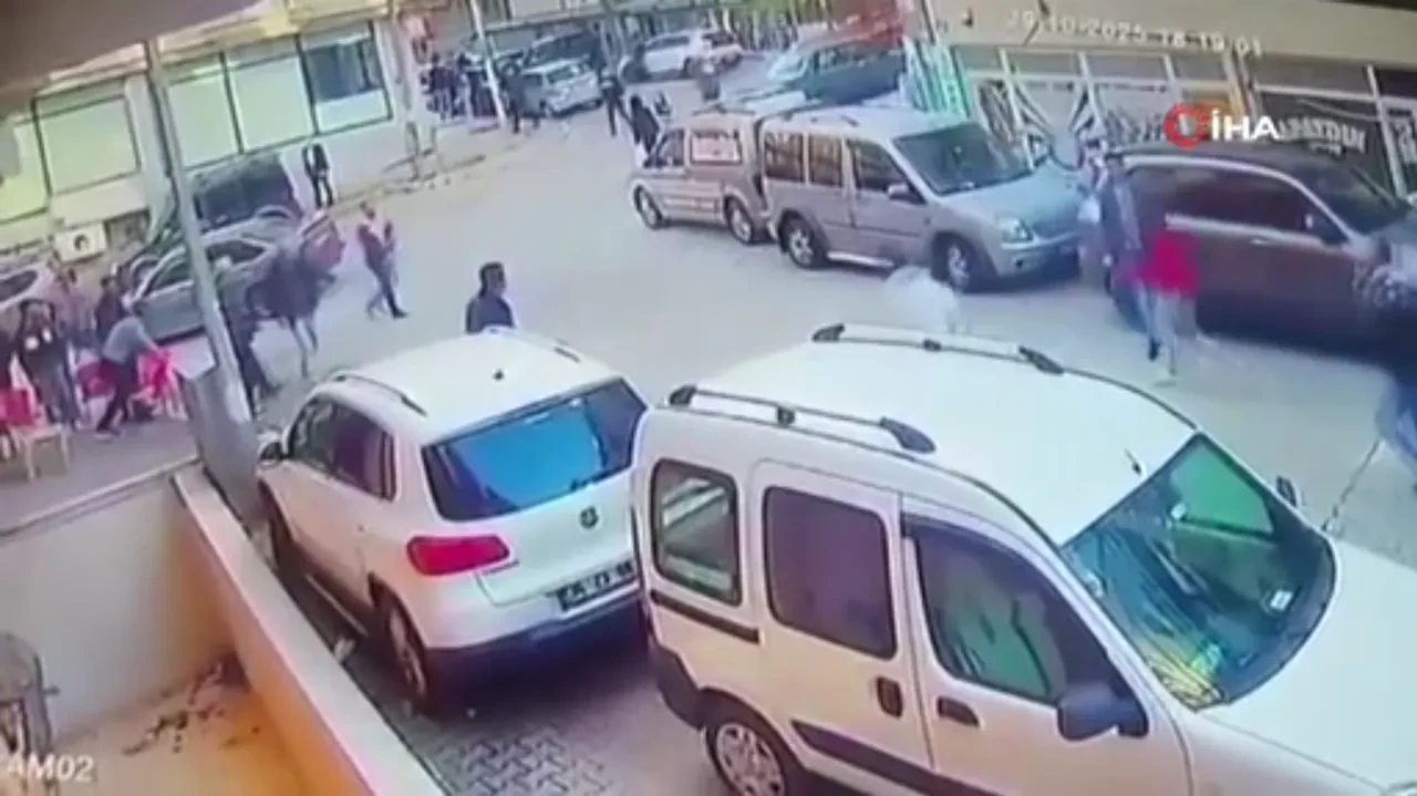 Esenyurt'ta ortalık savaş alanına döndü! Ölü ve yaralıların olduğu kavga anı kameralara yansıdı