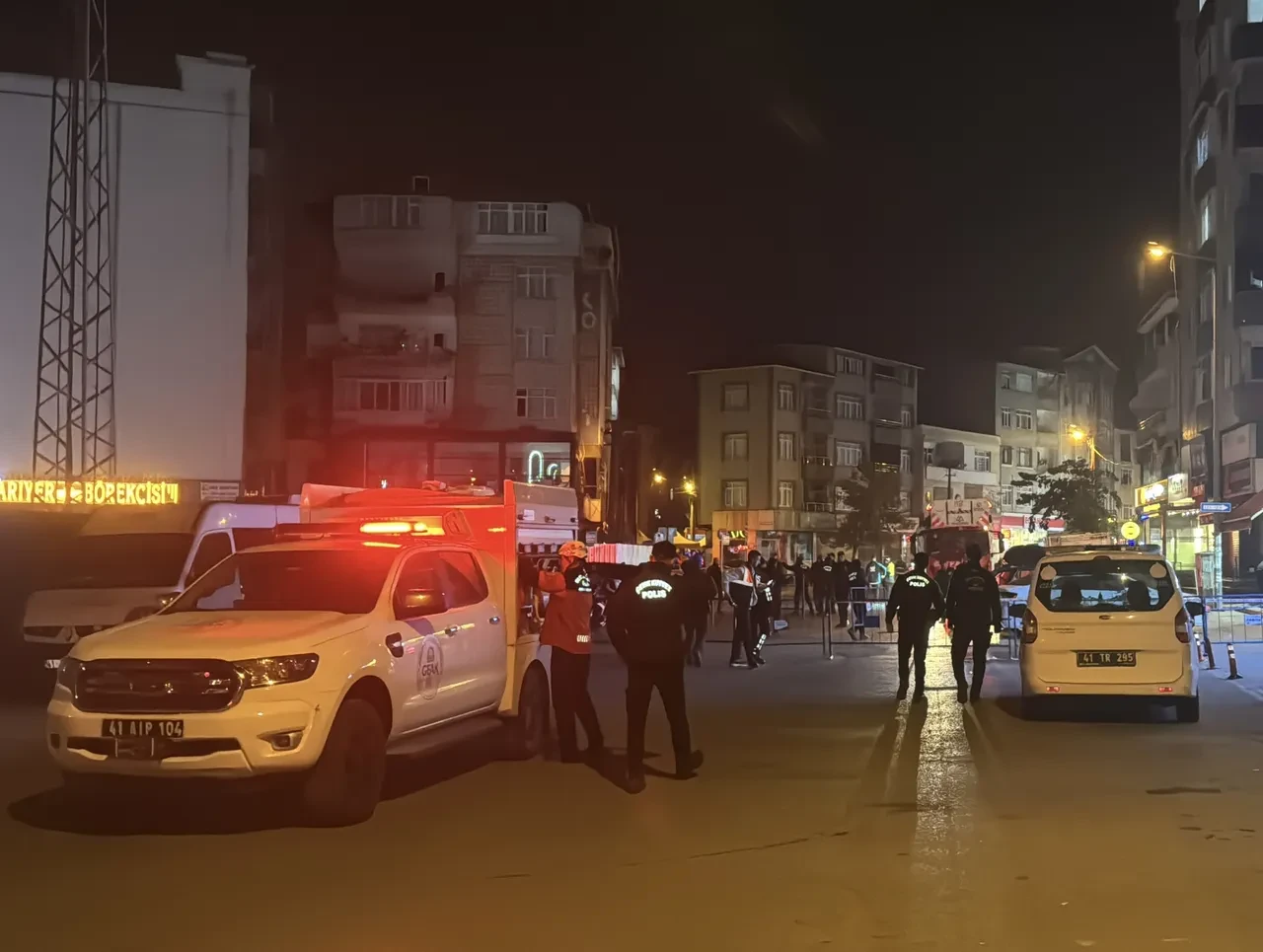 Gebze'de 4 kişinin can verdiği yerde bir binada daha yıkılma belirtisi! Tahliye edildi