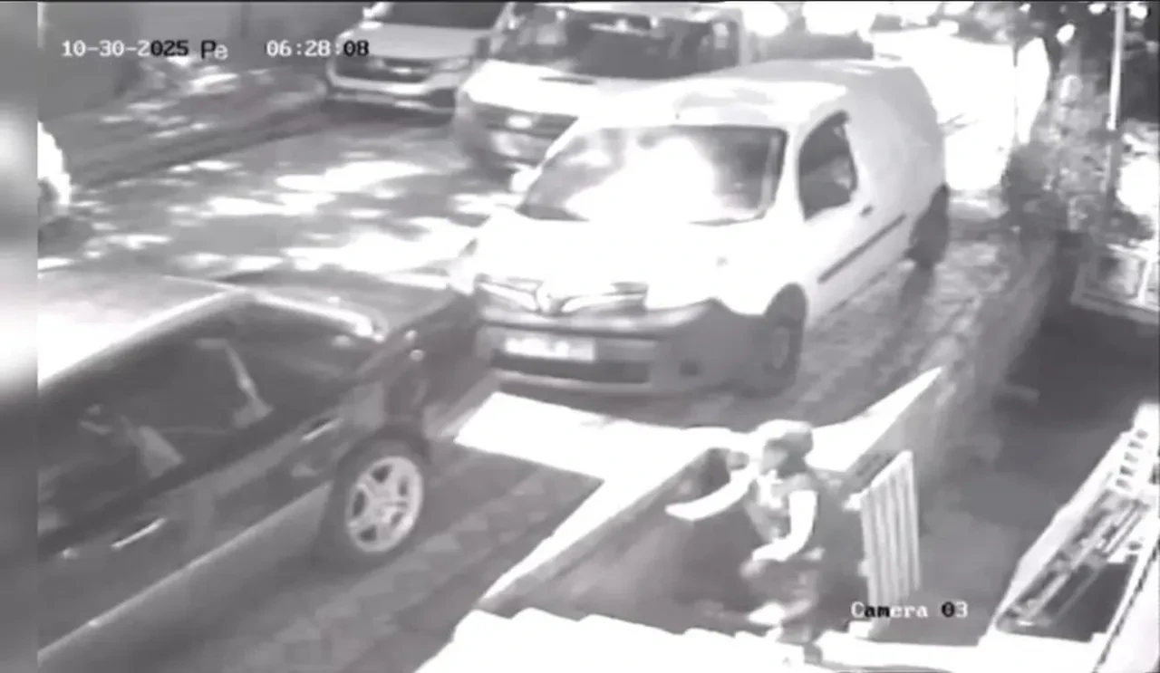 Gelene gidene aldırmadı! Kadın hırsızın rahatlığı pes dedirtti!