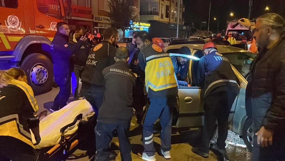 Karaman’da iki otomobil çarpıştı: Sıkışan sürücüyü itfaiye kurtardı!