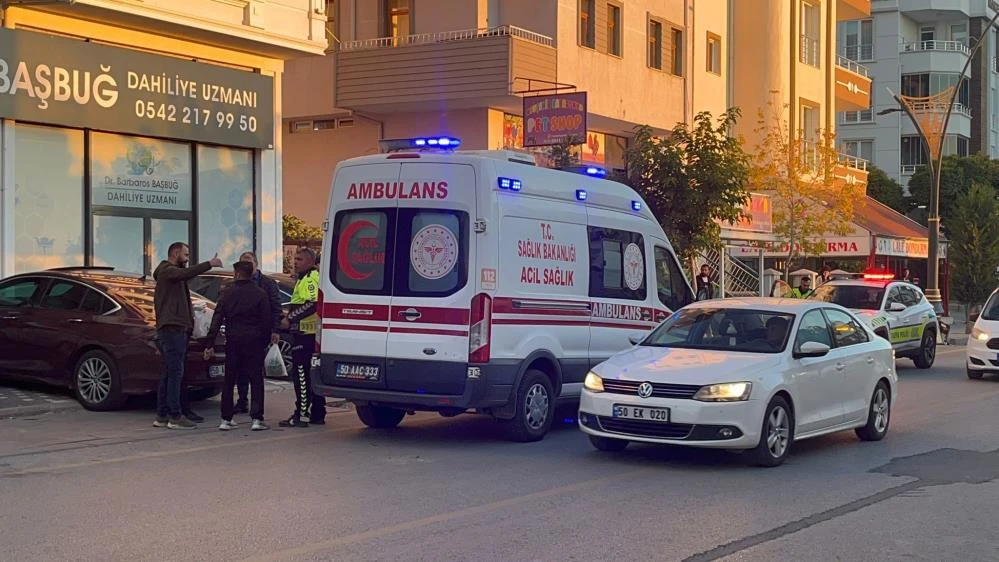 Nevşehir’de yola kontrolsüz çıkış yapan otomobil motosiklete çarptı 1 kişi yaralandı