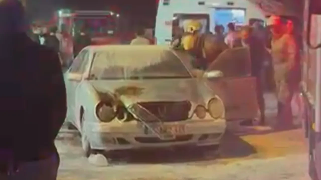 İzmir'de dehşete düşüren olay! Eşiyle tartışan adam arabasıyla birlikte kendini ateşe verdi