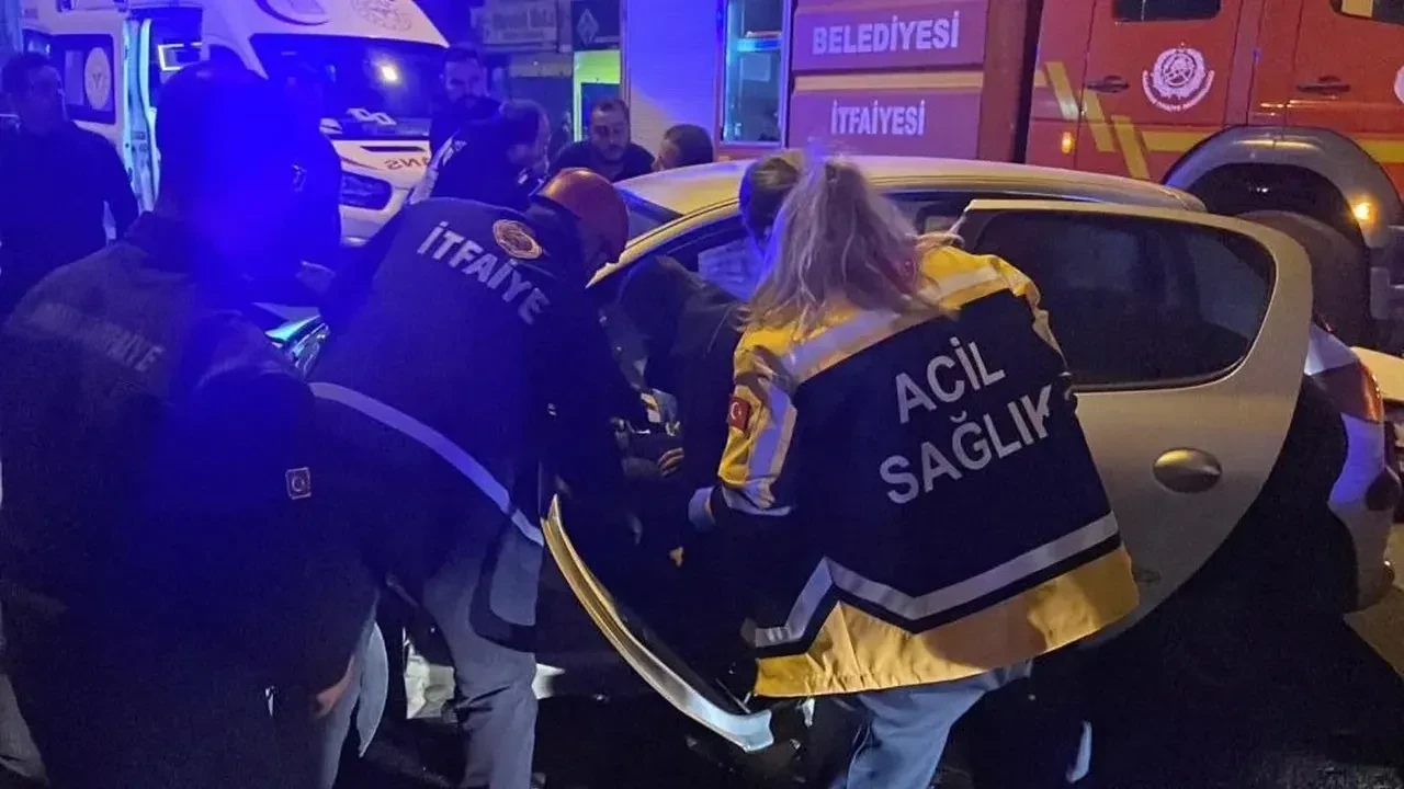 Karaman’da iki otomobil çarpıştı: Sıkışan sürücüyü itfaiye kurtardı!