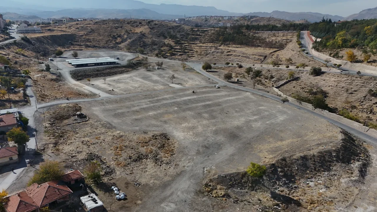 Kayseri'de heyecanlandıran keşif! Yılların 'Bit Pazarı'nın altından tarih çıktı