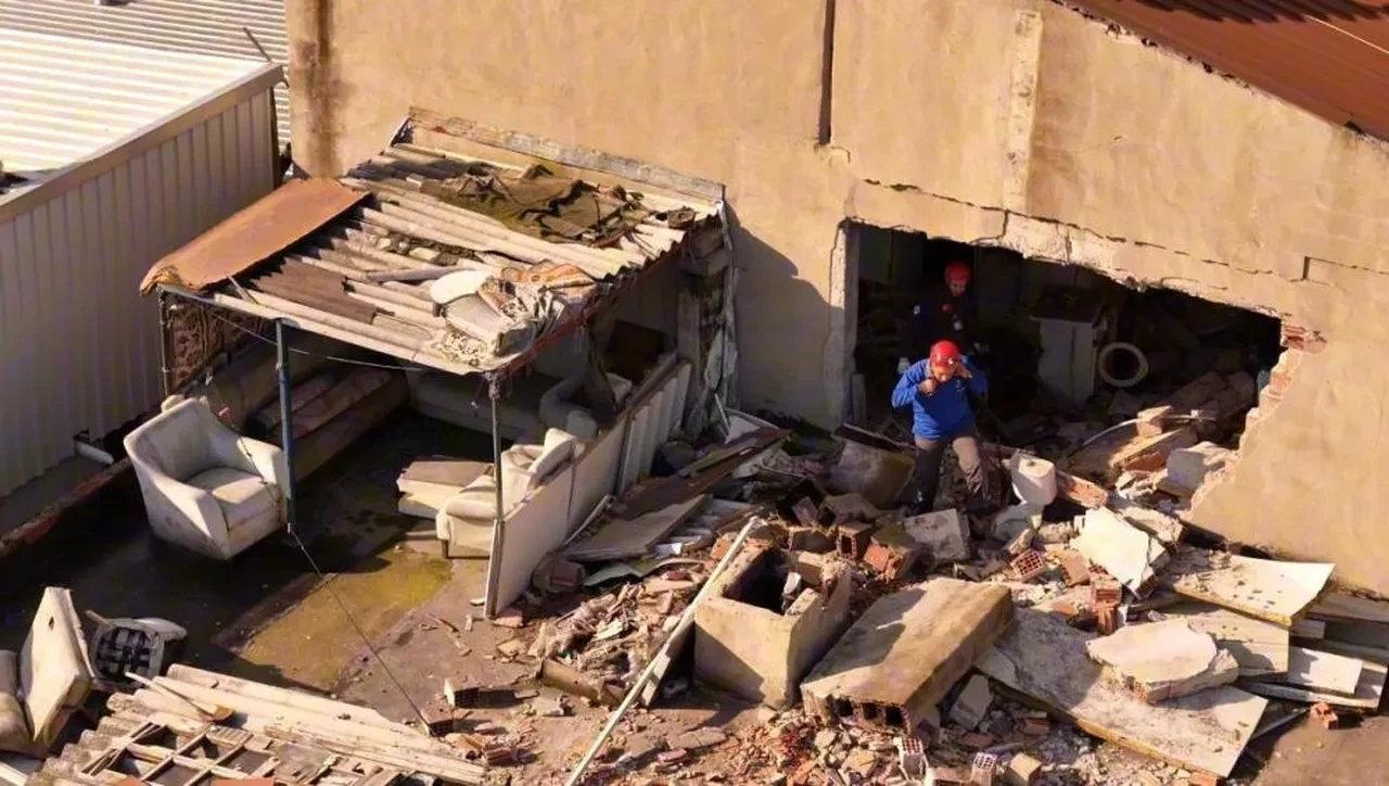 Küçükçekmece'de dehşet anları! Bomba gibi patladı: 2 yaralı