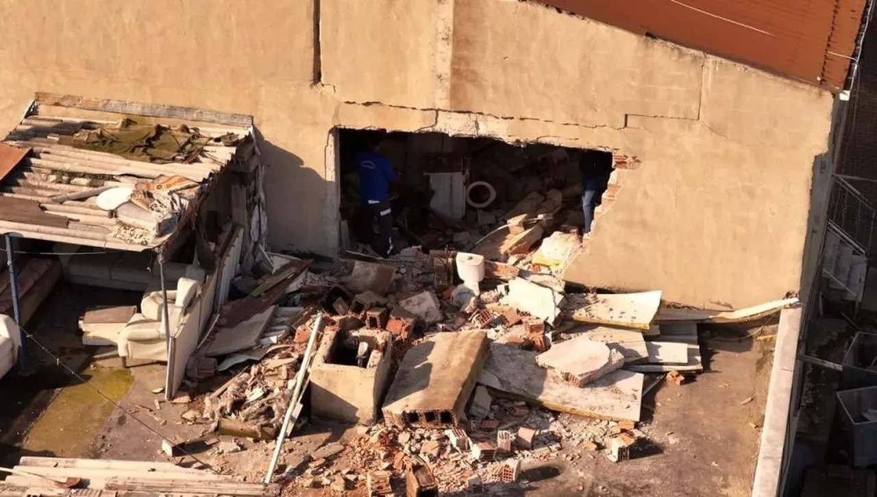 Küçükçekmece'de dehşet anları! Bomba gibi patladı: 2 yaralı