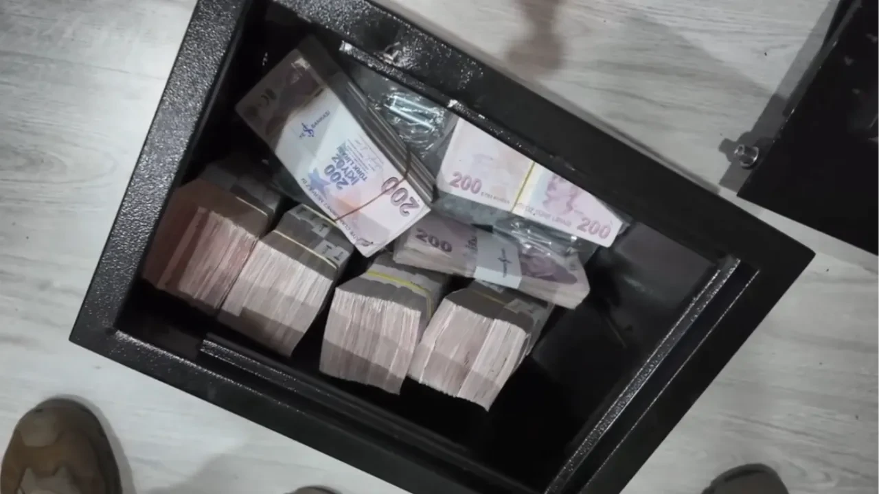 Loca bileti vaadiyle vurgun yaptılar! Balya balya para çıktı