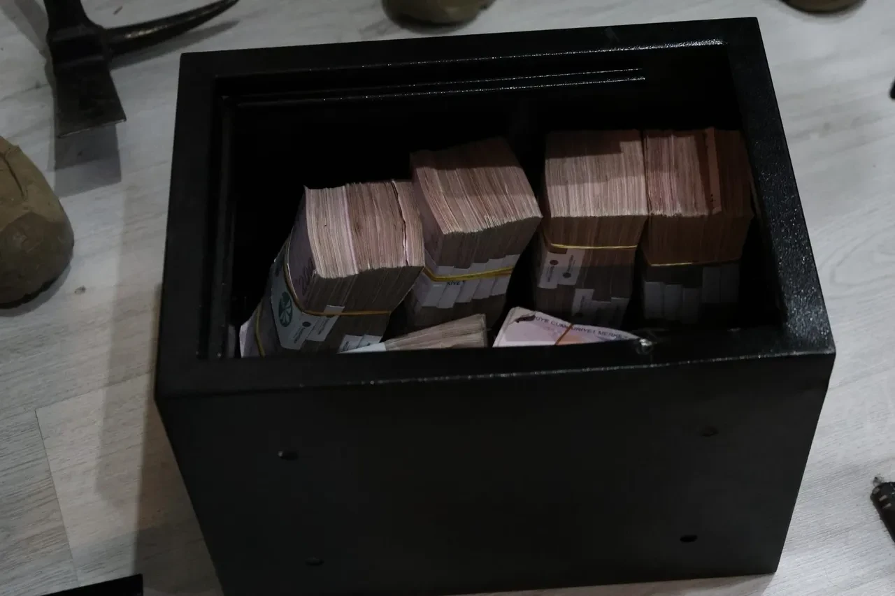 Loca bileti vaadiyle vurgun yaptılar! Balya balya para çıktı