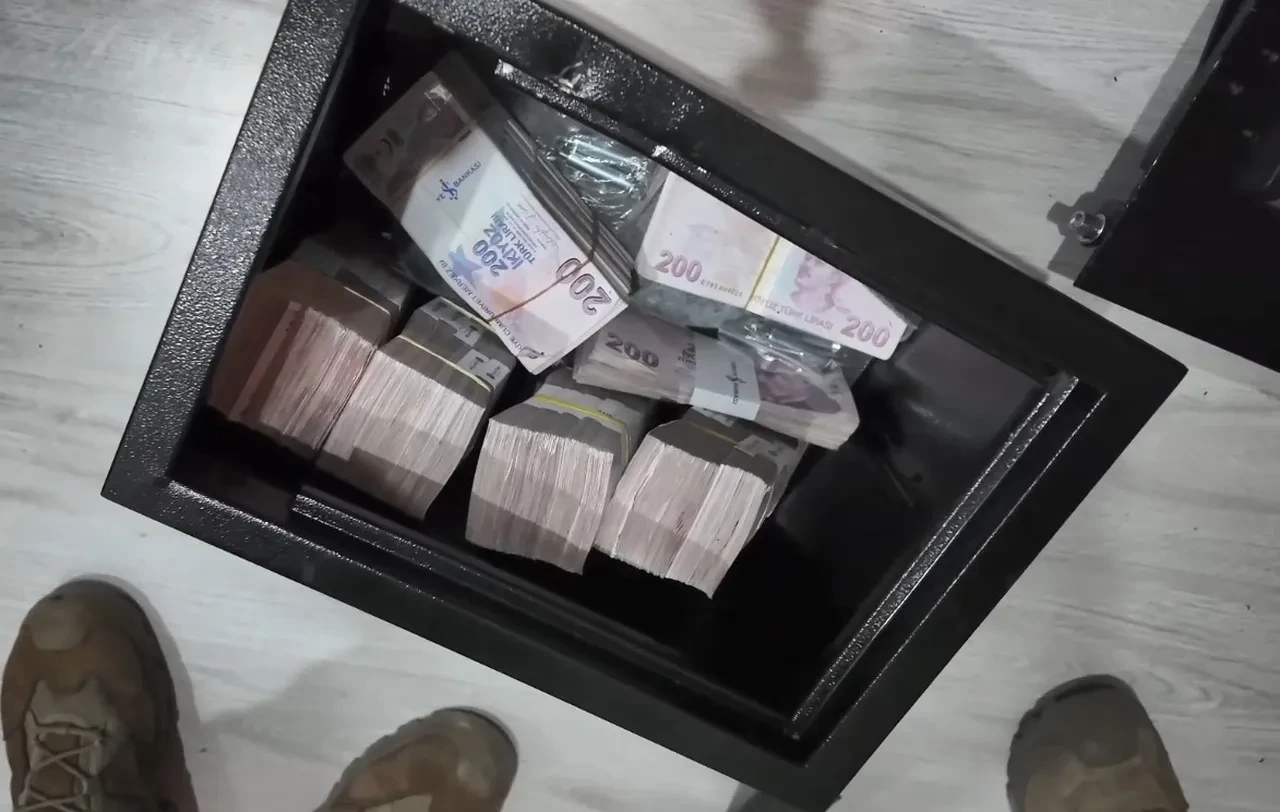 Loca bileti vaadiyle vurgun yaptılar! Balya balya para çıktı