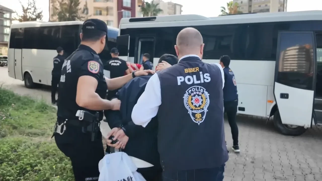 Loca bileti vaadiyle vurgun yaptılar! Balya balya para çıktı