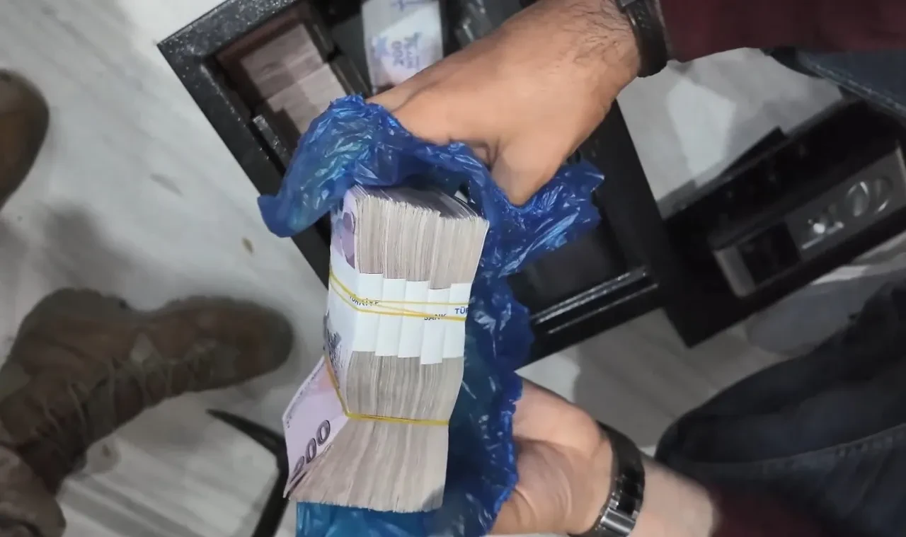 Loca bileti vaadiyle vurgun yaptılar! Balya balya para çıktı