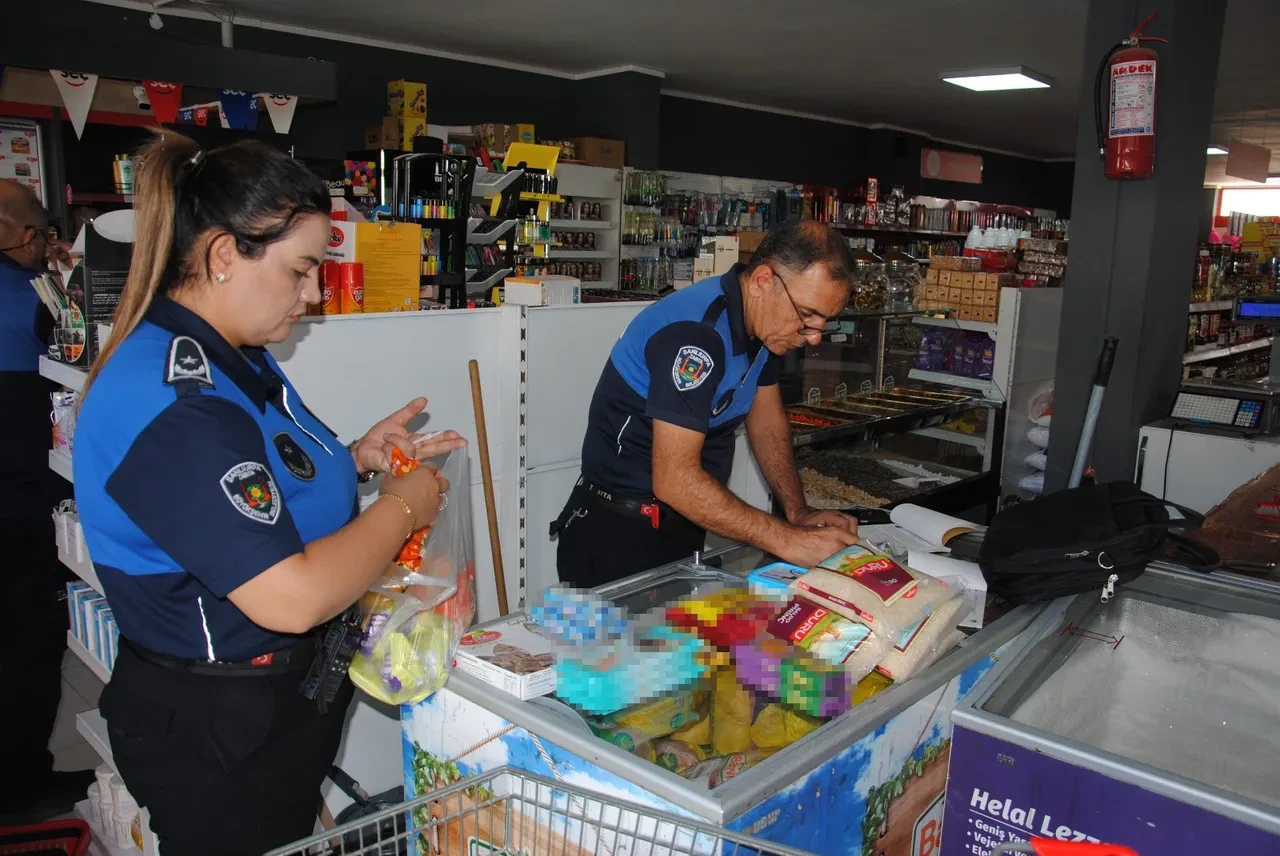Mide bulandıran anlar! Gıdada hileye operasyon: Yüzlercesinin tarihi geçmiş ve kurtlanmış