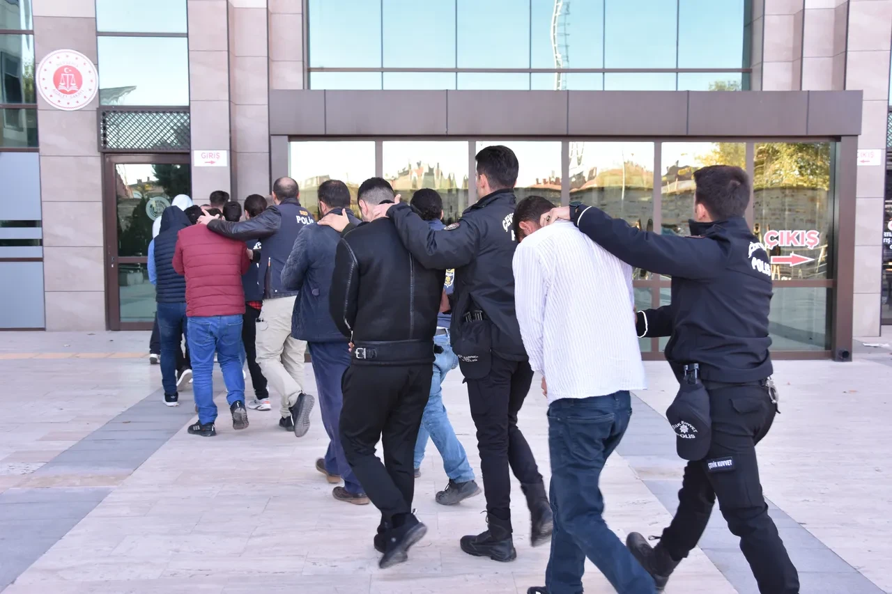 Nevşehir merkezli 19 ilde adresler basıldı! Öğretmen olacaktı, çete lideri oldu: Yaklaşık 100 milyon gelir elde ettiler